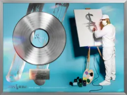 Platinplade for Stepz&rsquo; album Stepzologi II med kunstneren foran l&aelig;rred og staffeli i bl&aring;t studie. Design og art direction af Comugraph.