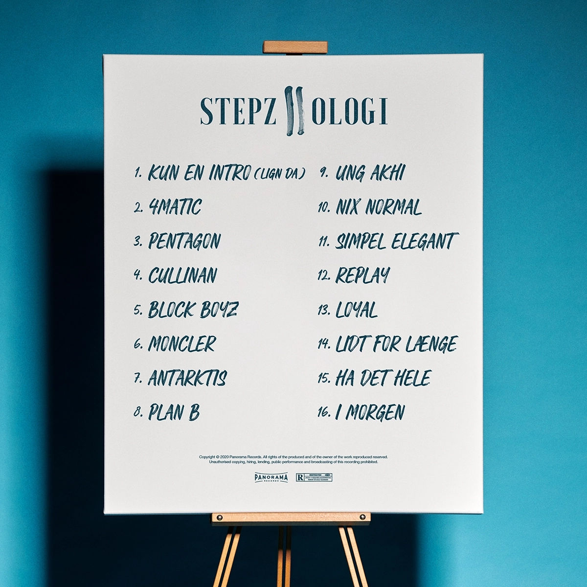 Trackliste til Stepz&rsquo; Stepzologi II-album pr&aelig;senteret p&aring; et hvidt l&aelig;rred med bl&aring; baggrund. Design og art direction af Comugraph.