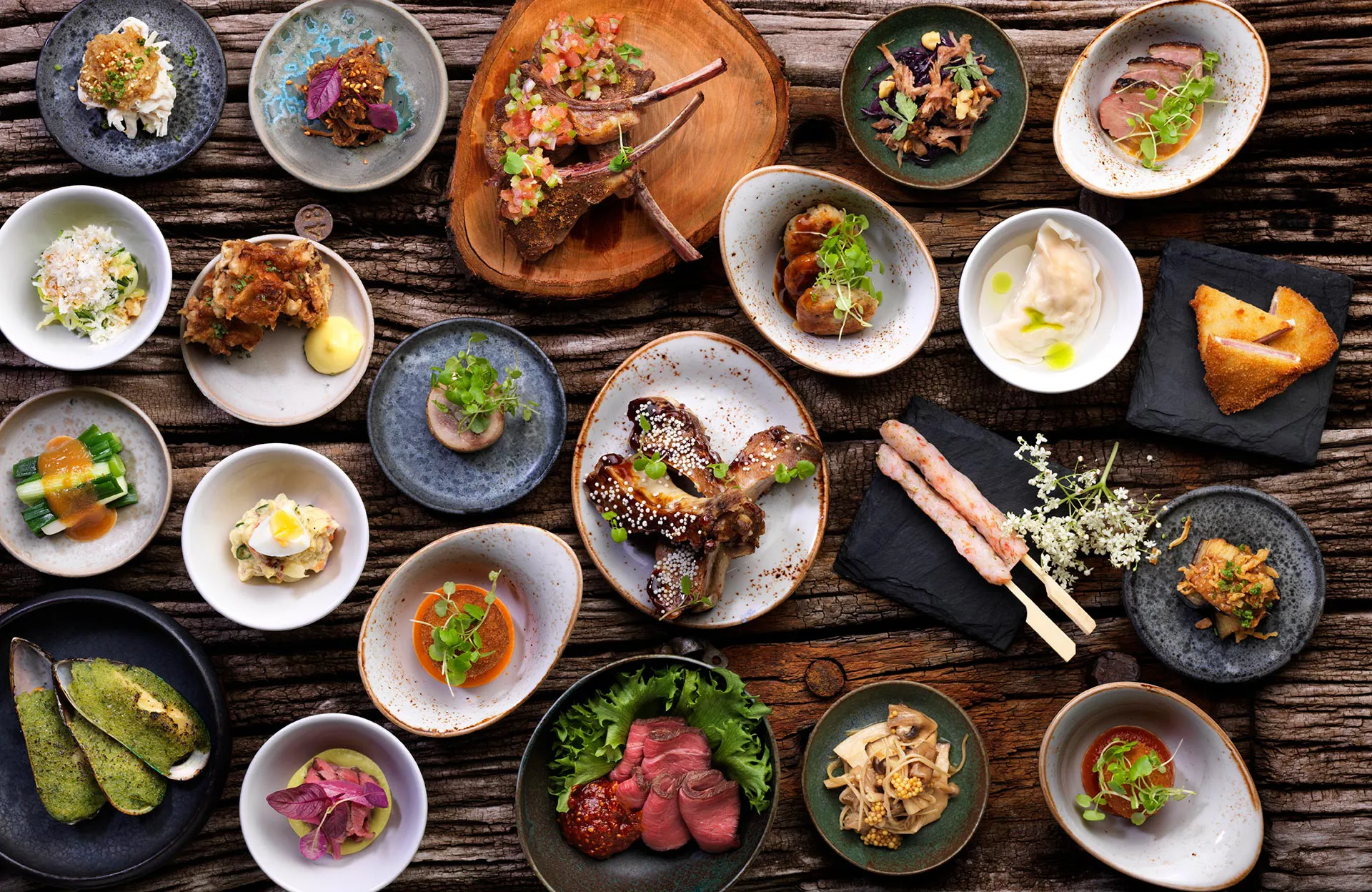 Japanske tapasretter anrettet i sm&aring; sk&aring;le p&aring; rustikt tr&aelig;bord &ndash; Izumi restaurant