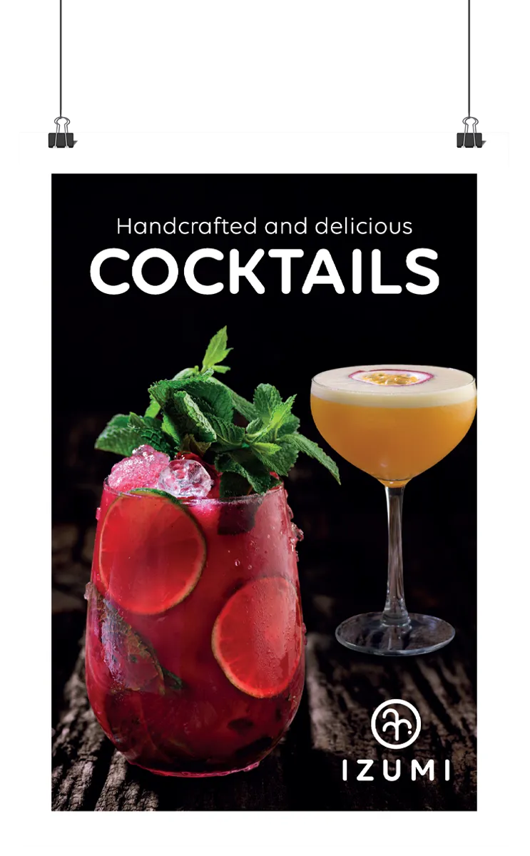 Plakat fra Izumi med to cocktails &ndash; en r&oslash;d b&aelig;rcocktail med lime og mynte samt en passionsfrugt-cocktail &ndash; p&aring; m&oslash;rk baggrund.
