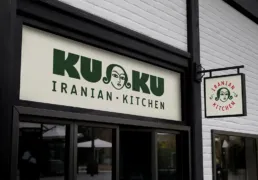 Facade og skilt med KUKU Iranian Kitchen logo designet af Comugraph.