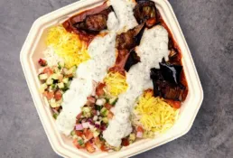 Iransk takeaway bowl fra KUKU med aubergine, safranris og urtedressing.