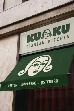 KUKU Iranian Kitchen &ndash; gr&oslash;n markise og facade med logo designet af Comugraph.