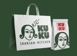 KUKU Iranian Kitchen &ndash; branding og emballagedesign med logo p&aring; papirposer skabt af Comugraph i K&oslash;benhavn.