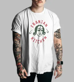 Mand med tatoveringer if&oslash;rt hvid T-shirt med KUKU Iranian Kitchen logo designet af Comugraph.