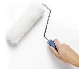 H&aring;nd der holder en malerrulle mod en hvid baggrund