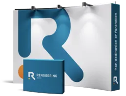 Rengoering.com messestand med stort R-logo i blå og orange nuancer. Designet signalerer professionalisme og engagement under sloganet “Ren dedikation er forskellen”.