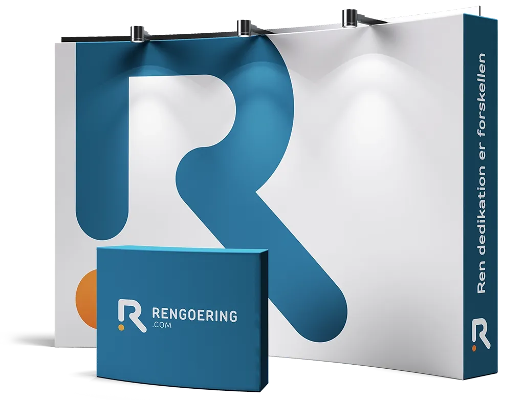 Rengoering.com messestand med stort R-logo i bl&aring; og orange nuancer. Designet signalerer professionalisme og engagement under sloganet &ldquo;Ren dedikation er forskellen&rdquo;.