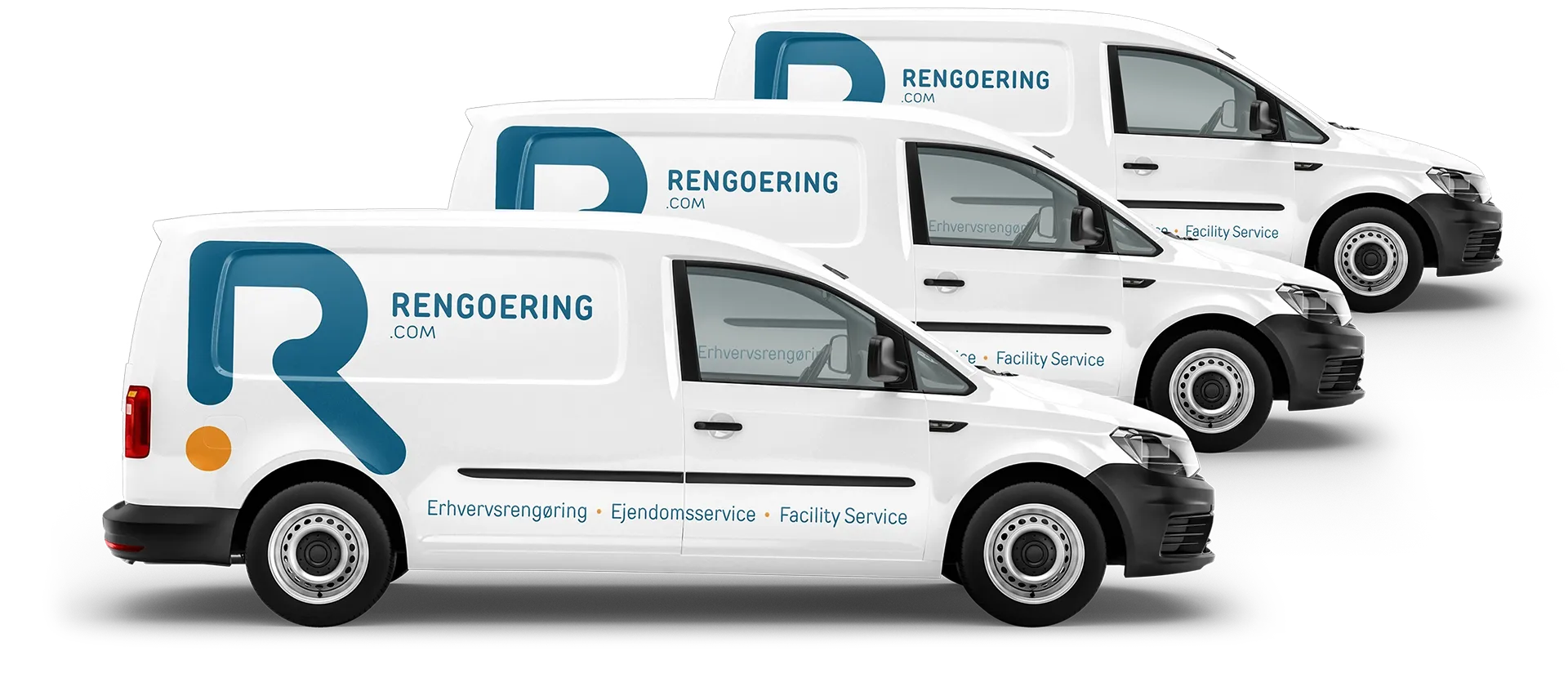 Tre hvide Rengoering.com firmabiler med virksomhedens bl&aring; og orange logo. Bilfl&aring;den repr&aelig;senterer mobilitet, kvalitet og synlig service inden for erhvervsreng&oslash;ring og facility management.