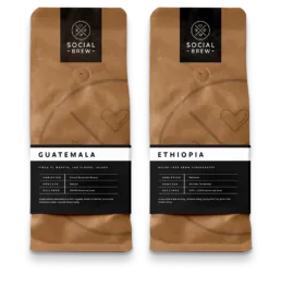 To kaffeposer fra Social Brew – Guatemala og Ethiopia – med sort og brun emballagedesign skabt af Comugraph.