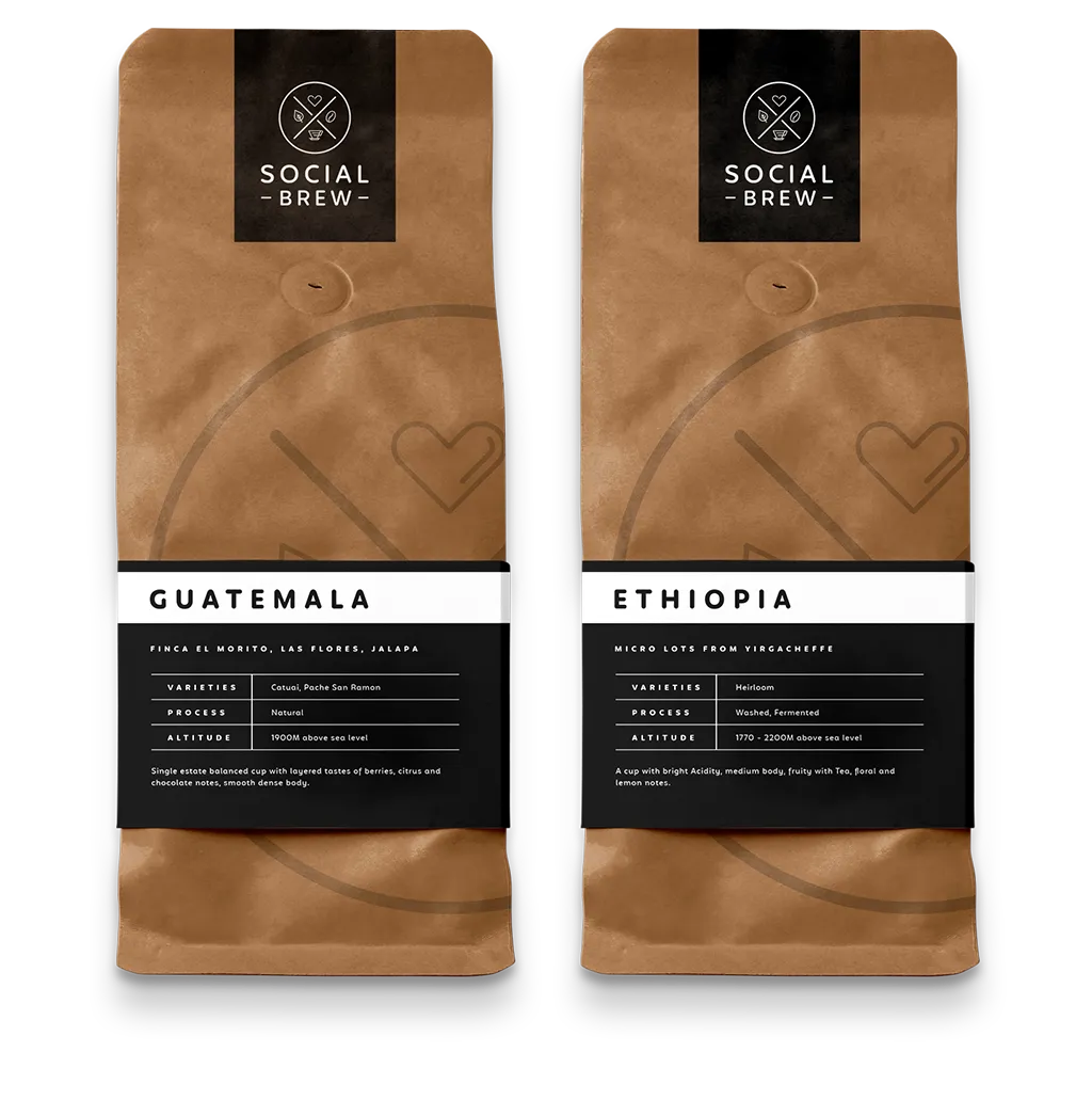 To kaffeposer fra Social Brew – Guatemala og Ethiopia – med sort og brun emballagedesign skabt af Comugraph.