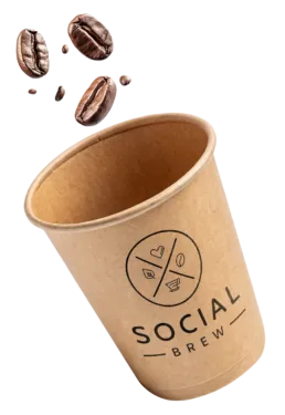 Social Brew kaffekop med logo i brun pap og flyvende kaffebønner – designet af Comugraph som del af caféens brandidentitet.