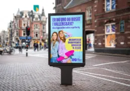 Outdoor plakat for Ungeomr&aring;det Vallensb&aelig;k med unge i bymilj&oslash; &ndash; designet af Comugraph som del af branding- og kampagneindsats.