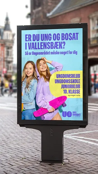 Outdoor plakat for Ungeomr&aring;det Vallensb&aelig;k med unge i bymilj&oslash; &ndash; designet af Comugraph som del af branding- og kampagneindsats.