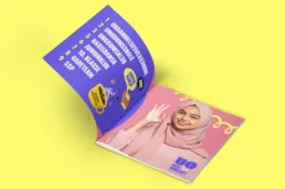 Brochure for Ungeomr&aring;det Vallensb&aelig;k med ungdommeligt design i lilla og gul &ndash; udviklet af Comugraph som en del af den visuelle identitet.