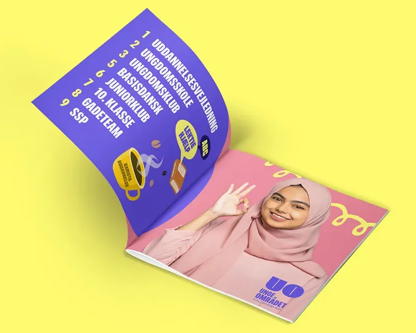 Brochure for Ungeomr&aring;det Vallensb&aelig;k med ungdommeligt design i lilla og gul &ndash; udviklet af Comugraph som en del af den visuelle identitet.