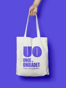 Ungeomr&aring;det mulepose med logo &ndash; moderne og enkel merchandise designet af Comugraph for Vallensb&aelig;k Kommune.