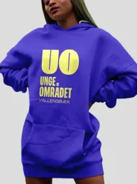 Ungeomr&aring;det hoodie i lilla og gul &ndash; merchandise og brandidentitet udviklet af Comugraph for Vallensb&aelig;k Kommune.