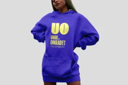 Ungeomr&aring;det hoodie i lilla og gul &ndash; merchandise og brandidentitet udviklet af Comugraph for Vallensb&aelig;k Kommune.