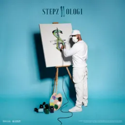 Albumcover til Stepz&rsquo; Stepzologi II med kunstneren i hvidt outfit, der maler et dollartegn p&aring; l&aelig;rred i et bl&aring;t studie. Grafisk design og art direction af Comugraph.